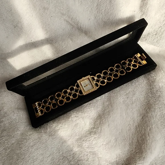 Elizabeth Taylor White Diamonds Watch - Picture 4 of 11